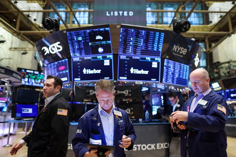 Các nhà giao dịch cổ phiếu trên sàn NYSE ở New York hôm 5/1 - Ảnh: Reuters.