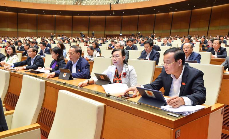 NA deputies approved a resolution on the extension of certain Covid-19 prevention and control policies. Photo: quochoi.vn