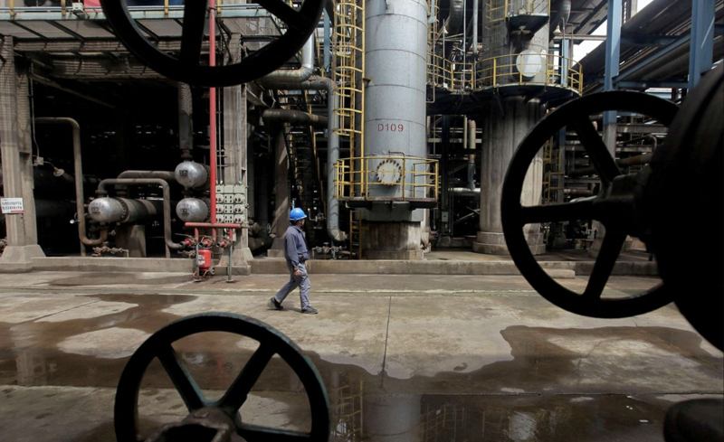 Trong một nhà máy lọc dầu ở Vũ Hán, Trung Quốc - Ảnh: Reuters.