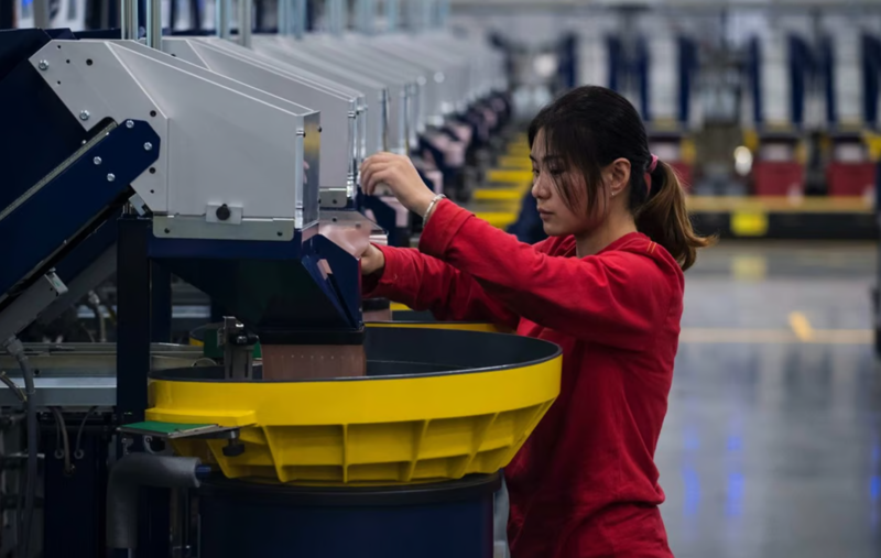 Công nhân kiểm tra dây chuyền sản xuất bao bì tại nhà máy châu Á đầu tiên của Lego ở Gia Hưng, Chiết Giang, Trung Quốc. Hãng đồ chơi khổng lồ Đan Mạch gần đây đã mở một nhà máy mới tại Việt Nam - Ảnh: AP