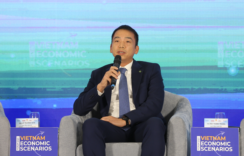 Deputy Director General of the Orient Commercial Joint Stock Bank (OCB) Bui Thanh Trung speaking at the Vietnam Economic Scenario Forum. Photo: VnEconomy