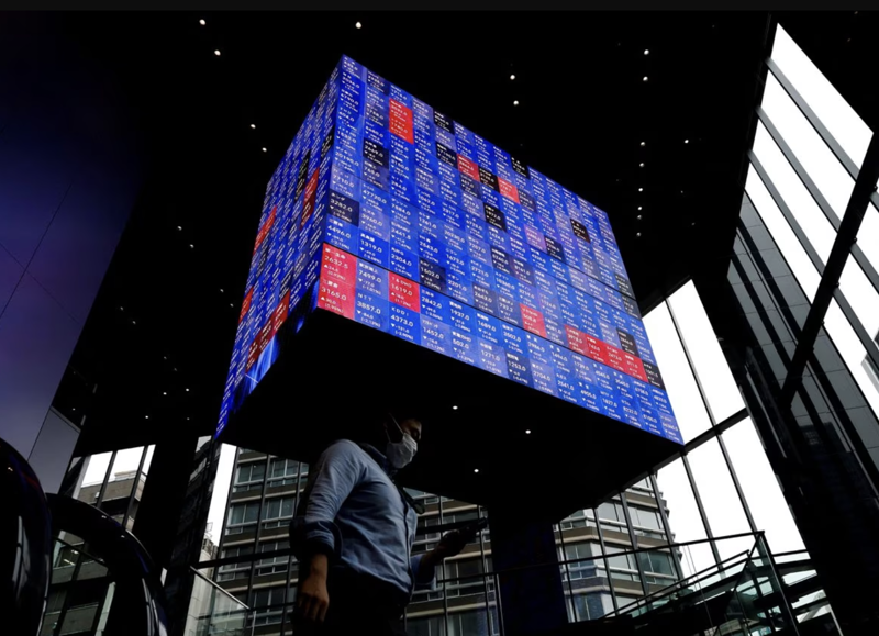 Một màn hình hiển thị bảng giá chứng khoán ở Tokyo, Nhật Bản - Ảnh: Reuters.