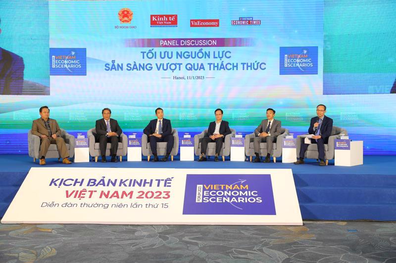 Analysts at the Vietnam Economic Scenario Forum.
