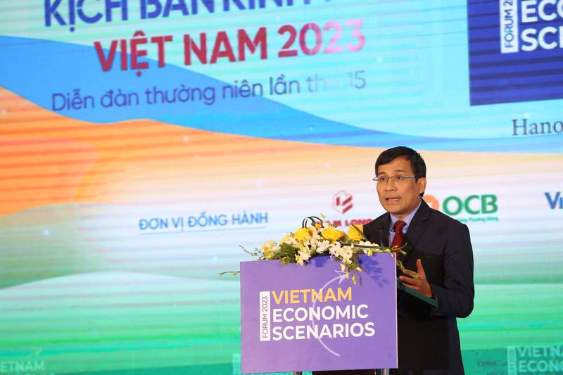 Deputy Minister of Foreign Affairs Nguyen Minh Vu delivering his address to the Vietnam Economic Scenario Forum. Photo: Xuan Khoa