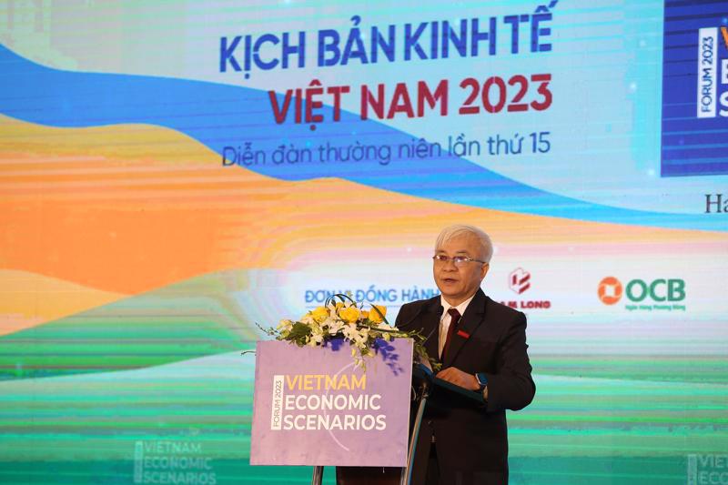 Editor-in-Chief of VnEconomy / Vietnam Economic Times Dr. Chu Van Lam addresses the Vietnam Economic Scenario Forum 2023.