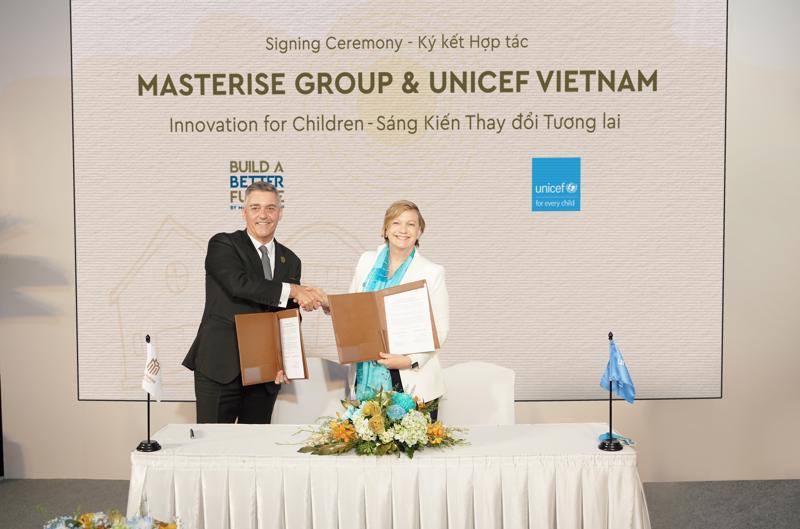 Ông Jason Turnbull, Phó Tổng giám đốc Masterise Homes (trái) và bà Rana Flowers, Trưởng đại diện UNICEF tại Việt Nam ký kết hợp tác chiến lược trong khuôn khổ chương trình “Build a Better Future”.