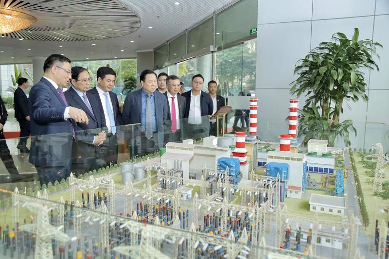 Prime Minister Pham Minh Chinh was briefed on PetroVietnam’s electricity generation activities. Photo: PetroVietnam