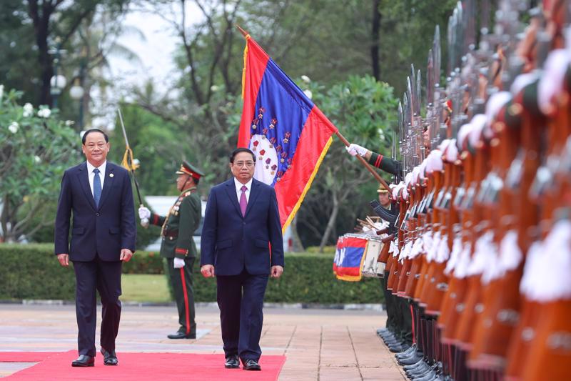 The Vietnamese and Lao Prime Ministers view a guard of honor at the welcome ceremony in Vientiane. Photo: VGP