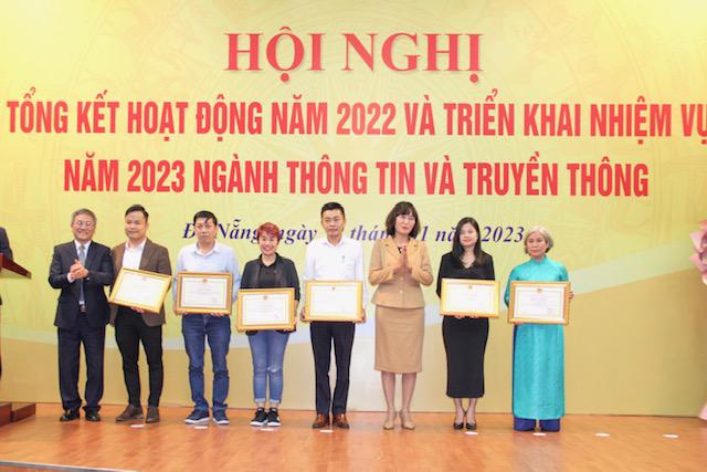 Ông Nguyễn Quang Thanh, Giám đốc Sở TTTT(đứng ngoài cùng bên trái) tặng khen thưởng các đơn vị, doanh nghiệp thực hiện tốt công tác Chuyển đổi số.