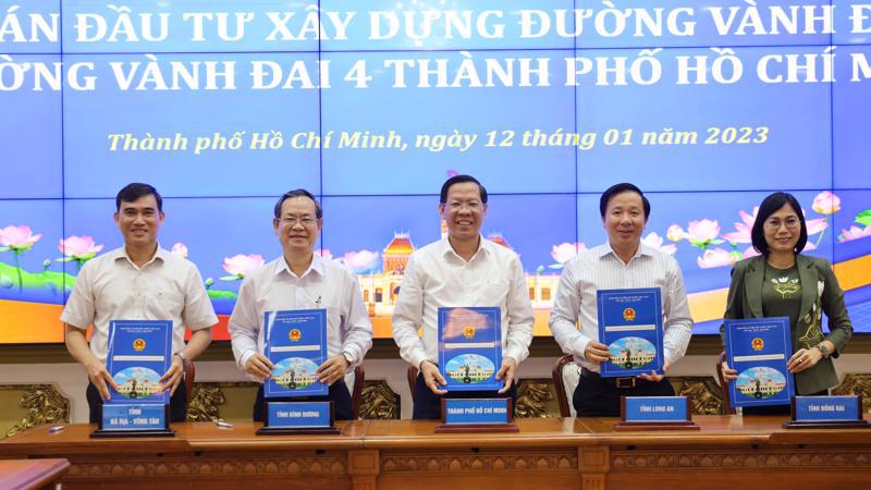 Authorities from Ho Chi Minh City and Dong Nai, Binh Duong, Long An, and Ba Ria-Vung Tau provinces discuss the plan at a meeting on January 12.