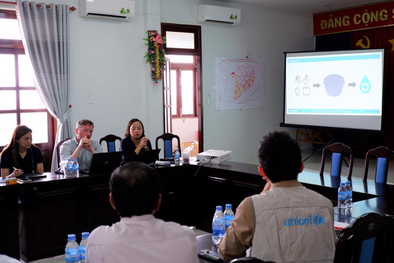 Đại diện SCG Thái Lan và UNICEF Việt Nam giới thiệu Aquonic - mô hình nhà vệ sinh không phát thải sẽ sớm được lắp đặt tại Sóc Trăng. Ảnh: Masterise Group.