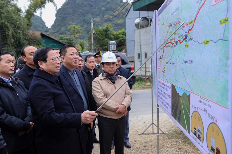 Thủ tướng khảo sát thực địa, nghe báo cáo về tiến độ triển khai, các khó khăn, vướng mắc cần giải quyết liên quan tới tuyến cao tốc Đồng Đăng-Trà Lĩnh nối Cao Bằng với Lạng Sơn - Ảnh: VGP