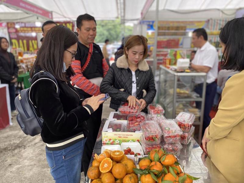 Consumers visit a booth at the trade fair selling fruit. Photo: VnEconomy