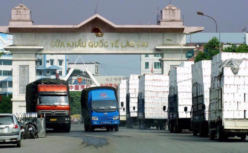 Trucks transporting goods pass through the Lao Cai International Border Gate. Photo: VnEconomy