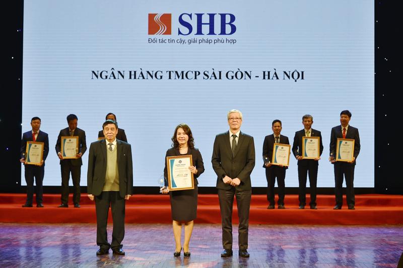 Phó Tổng Giám đốc Ninh Thị Lan Phương đại diện SHB nhận giải thưởng “Top 10 Ngân hàng thu xếp vốn đầu tư hiệu quả cho các dự án năng lượng Việt Nam từ năm 2017 - 2022”.