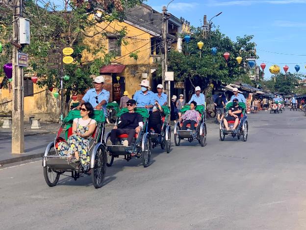 Tourists in Hoi An ancient town. Photo: VGP