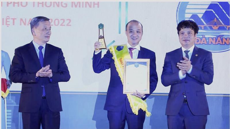 Ông Lê Quang Nam, Phó Chủ tịch UBND TP. Đà Nẵng (người đứng giữa) nhận giải thưởng "Thành phố thông minh Việt Nam" năm 2022. 