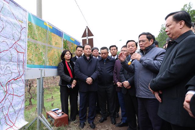 Prime Minister Pham Minh Chinh (second from right) inspects construction on January 27. Photo: VGP