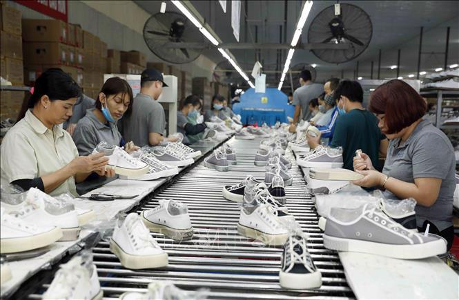 Workers produce shoes for export to the EU at a company in Hanoi. Photo: VNA