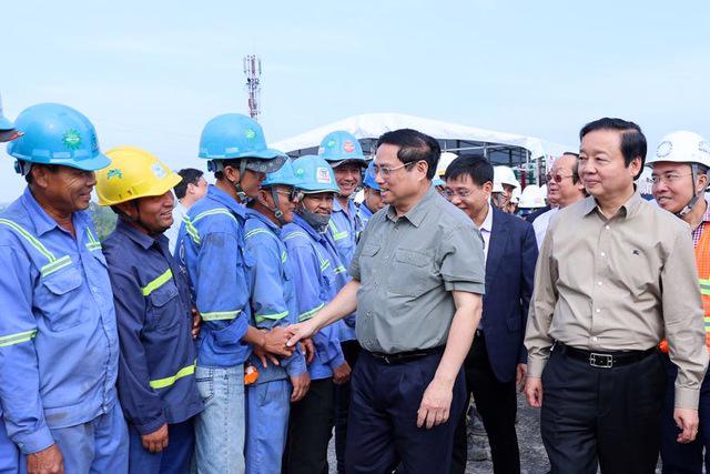 Prime Minister Pham Minh Chinh shakes hands with workers at the My Thuan 2 Bridge construction site on January 30. Photo: VGP
