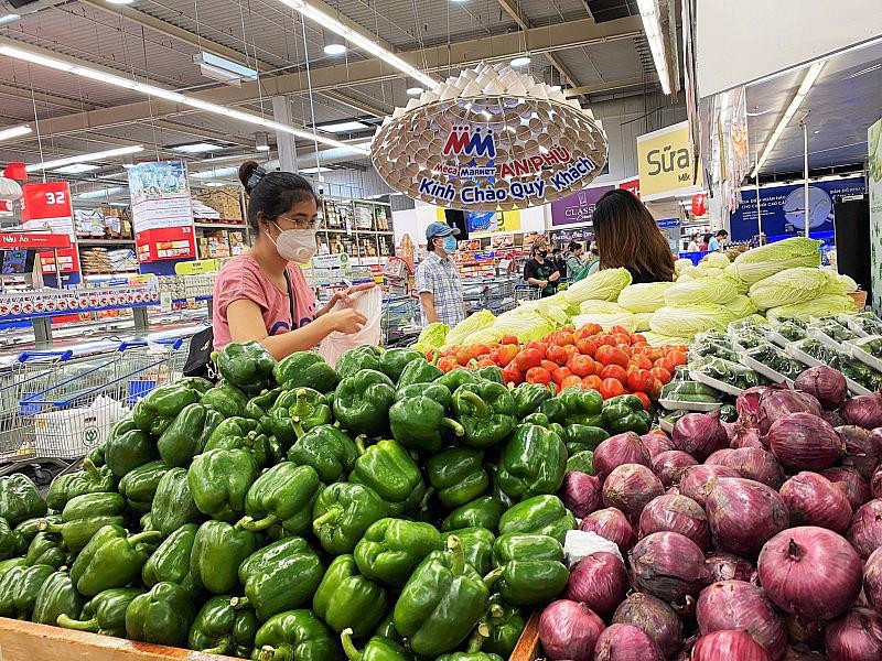 Customers buying vegetables at a supermarket. Photo: congthuong.vn