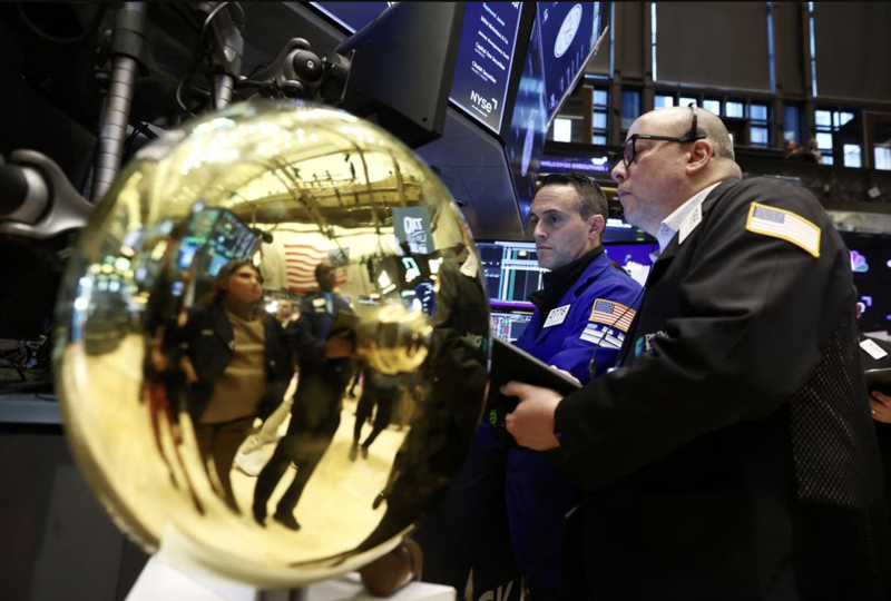 Các nhà giao dịch cổ phiếu trên sàn NYSE ở New York hôm 27/1 - Ảnh: Reuters.