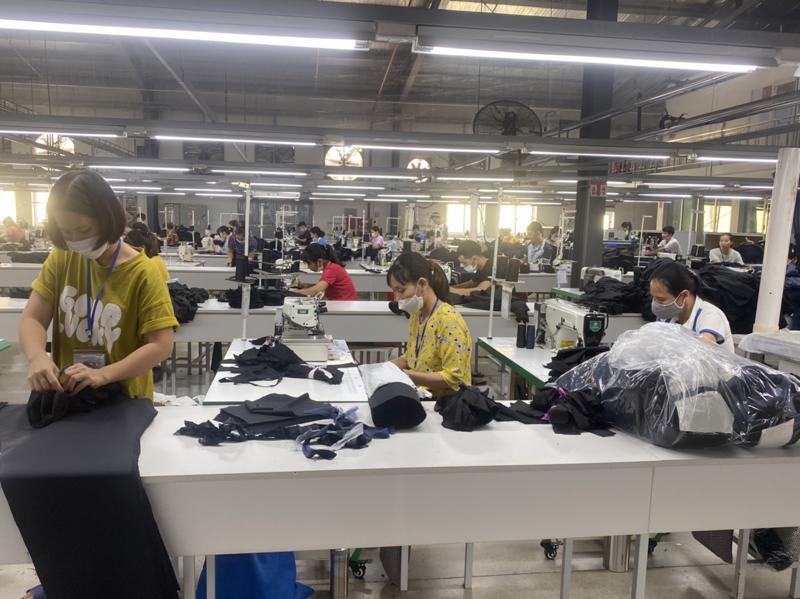 Nhiều doanh nghiệp may mặc tại tỉnh Thanh Hóa lựa chọn đa dạng hóa sản phẩm và thị trường tiêu thụ để thích ứng trước khó khăn. 