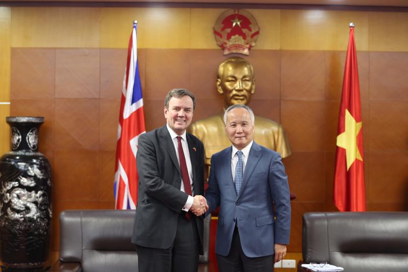 Mr. Greg Hands (left), Secretary of State for Trade Policy, UK Department of International Trade, and Deputy Minister of Industry and Trade Tran Quoc Khanh. (Photo: UK Embassy in Vietnam)