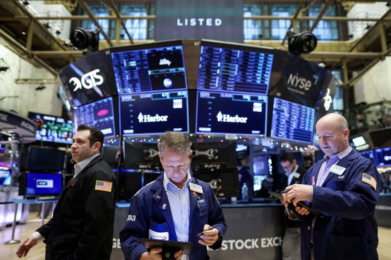 Các nhà giao dịch cổ phiếu trên sàn NYSE ở New York hôm 5/1 - Ảnh: Reuters.