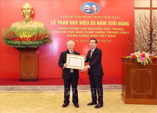 Đồng chí Võ Văn Thưởng, Ủy viên Bộ Chính trị, Thường trực Ban Bí thư trao Huy hiệu 55 năm tuổi Đảng tặng Tổng Bí thư Nguyễn Phú Trọng - Ảnh: TTXVN