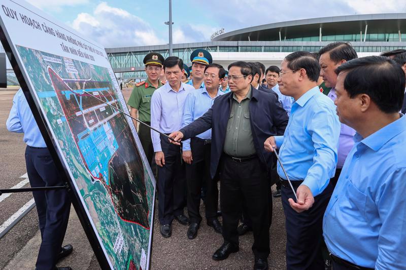 Prime Minister Pham Minh Chinh hearing a report on a project to upgrade and expand Phu Cat Airport. Photo: VGP