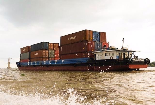 An estimated 80,000 TEUs and 3.5 million tons of cargo are imported and exported via inland waterways in Hai Phong each year. Photo: VnEconomy