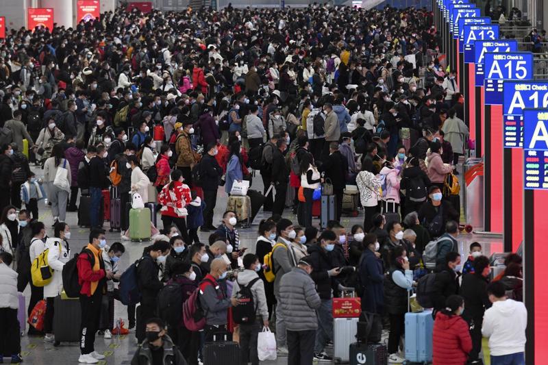 Một nhà ga ở Trung Quốc đông đúc sau khi nước này mở cửa trở lại - Ảnh: Bloomberg.