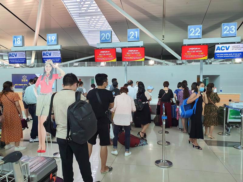 Passengers queue to complete check-in procedures. Photo: VnEconomy