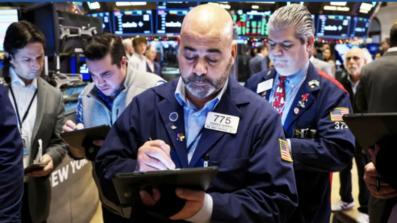 Các nhà giao dịch cổ phiếu trên sàn NYSE ở New York hôm 7/12/2022 - Ảnh: Reuters.