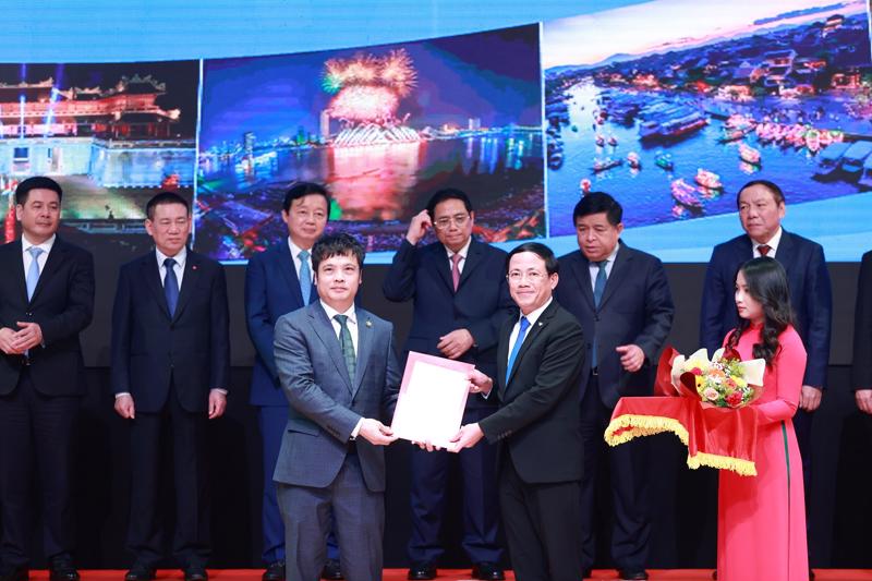 Mr. Nguyen Van Khoa, General Director of the FPT Corporation (left), receives the license from Mr. Pham Anh Tuan, Chairman of the Binh Dinh Provincial People’s Committee. Photo: FPT Software