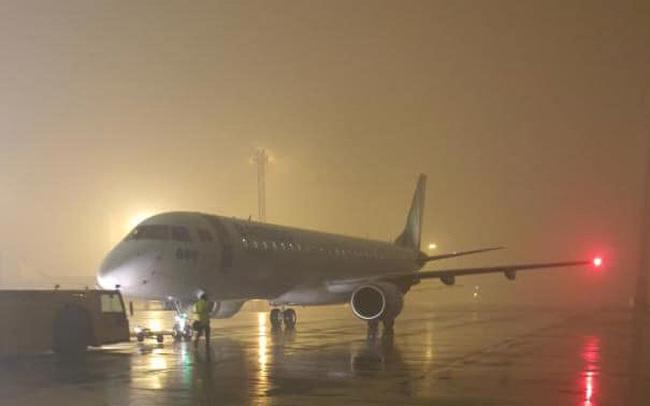 Hàng loạt chuyến bay của các hãng hàng không bị hủy hoặc chuyển hướng vì thời tiết xấu.