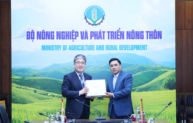 Deputy Minister of Agriculture and Rural Development Nguyen Quoc Tri (right) and RoK Deputy Minister of Forest Service Sang-seop Lim. Photo: VnEconomy