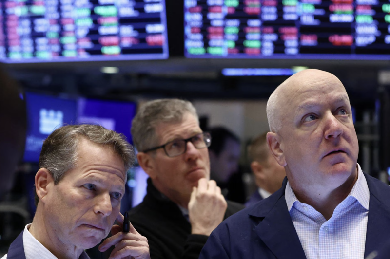 Các nhà giao dịch cổ phiếu trên sàn NYSE ở New York - Ảnh: Reuters.