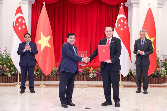 Thủ tướng Phạm Minh Chính cùng Thủ tướng Singapore Lý Hiển Long chứng kiến lễ trao đổi Bản ghi nhớ giữa hai Chính phủ về việc thiết lập Quan hệ Đối tác kinh tế số - kinh tế xanh giữa hai nước. Ảnh - VGP.