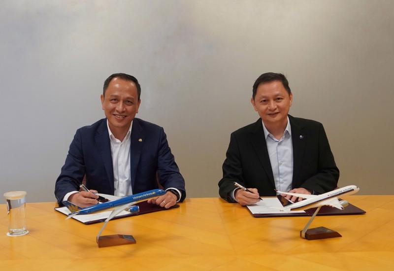 Vietnam Airlines’ CEO Le Hong Ha and Singapore Airlines’ CEO Goh Choon Phong at the signing ceremony. (Photo: VNA)