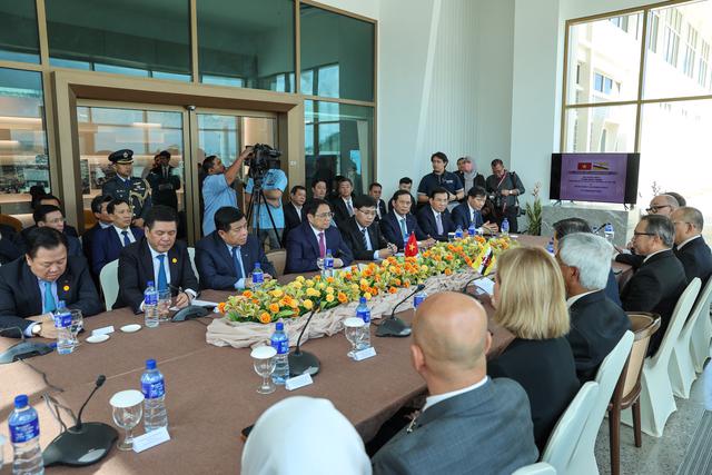 Prime Minister Pham Minh Chinh attends a discussion with Brunei energy and oil and gas enterprises. Photo VGP