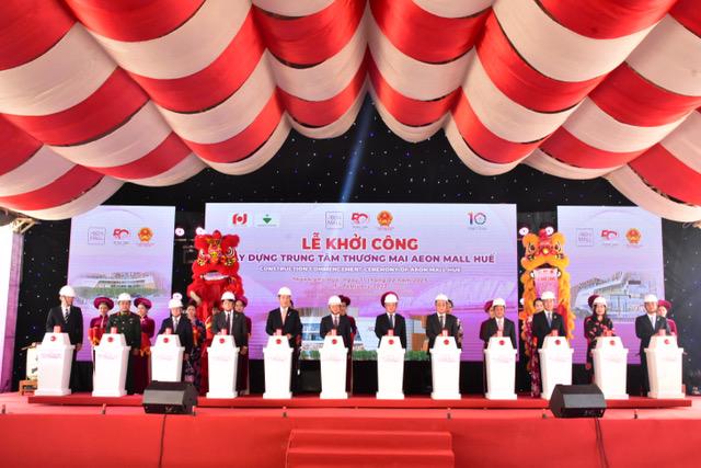 Phó Thủ tướng Chính phủ Trần Lưu Quang và lãnh đạo tỉnh Thừa Thiên - Huế cùng đại diện Chủ đầu tư thực hiện nghi lễ khởi công dự án TT thương mại AEON MALL Huế.