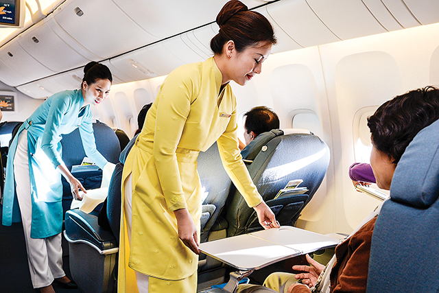 Tình hình bất ổn kinh tế toàn cầu, lạm phát kỷ lục… khiến nhu cầu đi lại bằng đường hàng không cho du lịch giải trí giảm. Đáng lưu tâm hơn là các điểm nghẽn hạ tầng hàng không ở Việt Nam, nguy cơ thiếu hụt phi công và nhân viên kỹ thuật trong tương lai.