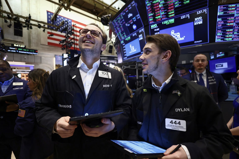 Các nhà giao dịch cổ phiếu trên sàn NYSE ở New York hôm 27/1/2023 - Ảnh: Reuters.