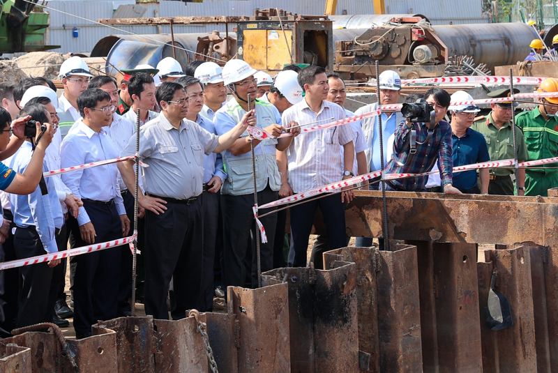 Prime Minister Pham Minh Chinh inspects construction of the Rach Mieu 2 Bridge in Ben Tre province on February 15. Photo: VGP