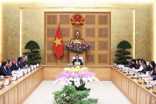 Prime Minister Pham Minh Chinh receiving a delegation from the EU-ASEAN Business Council and the European Chamber of Commerce in Vietnam on February 15. Photo: VGP