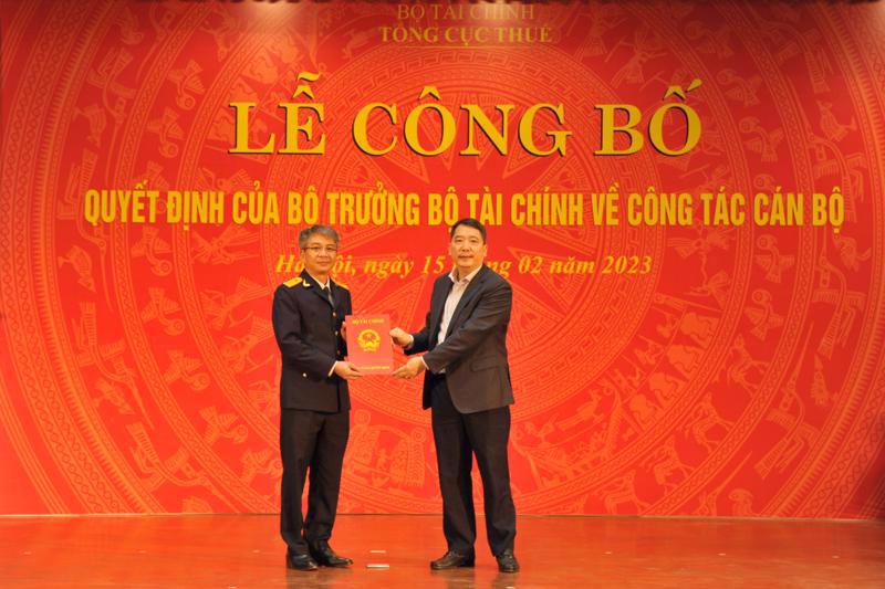 A ceremony was held on February 15 to announce the appointment of Mr. Mai Xuan Thanh (left) as acting General Director of the General Department of Taxation. Photo: VnEconomy