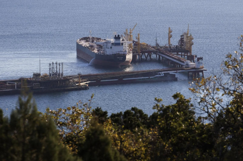 Một tàu chở dầu ở vùng Novorossiysk, Nga, tháng 10/2022 - Ảnh: AP.