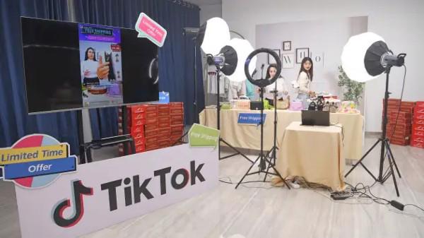 Một người phát trực tiếp bán túi xách thông qua nền tảng livestream trên TikTok tại TikTok Livestreaming E-commerce Base ở Vũ Hán, tỉnh Hồ Bắc, Trung Quốc.